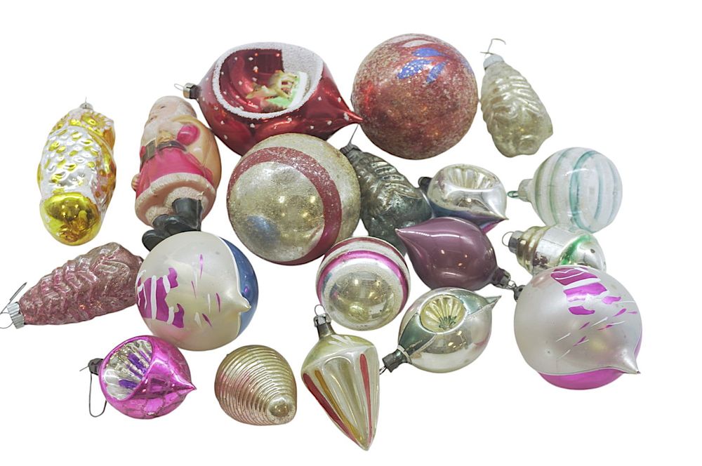 Lot 307: MID CENTURY GLASS ORNAMENTS - 19 PIECES