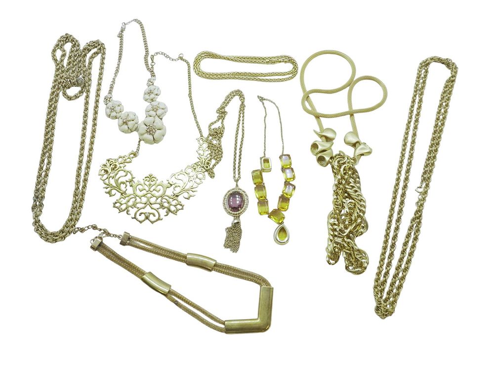Lot 331: 10 VINTAGE GOLD TONE NECKLACES