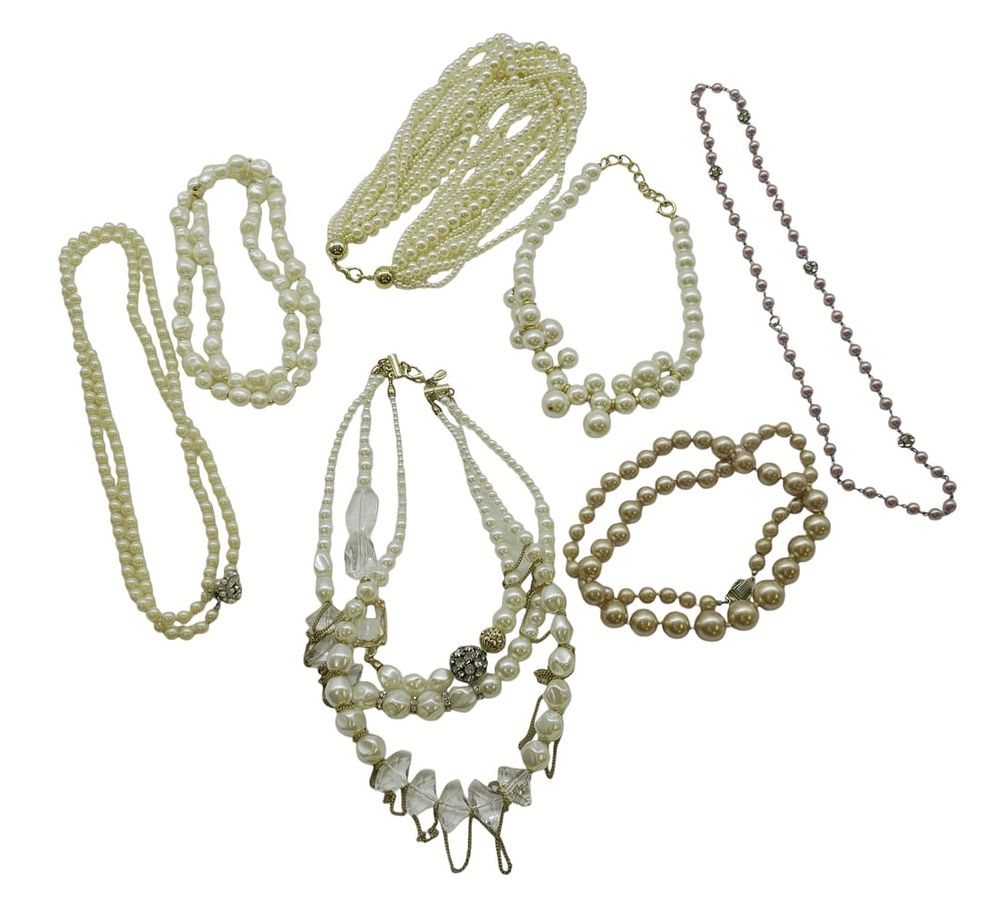 Lot 337: 7 VINTAGE COSTUME PEARL NECKLACES