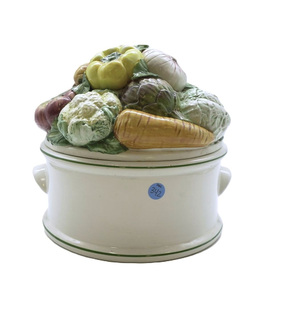 Lot 342: LARGE VINTAGE CERAMIC VEGETABLE LIDDED CONTAINER