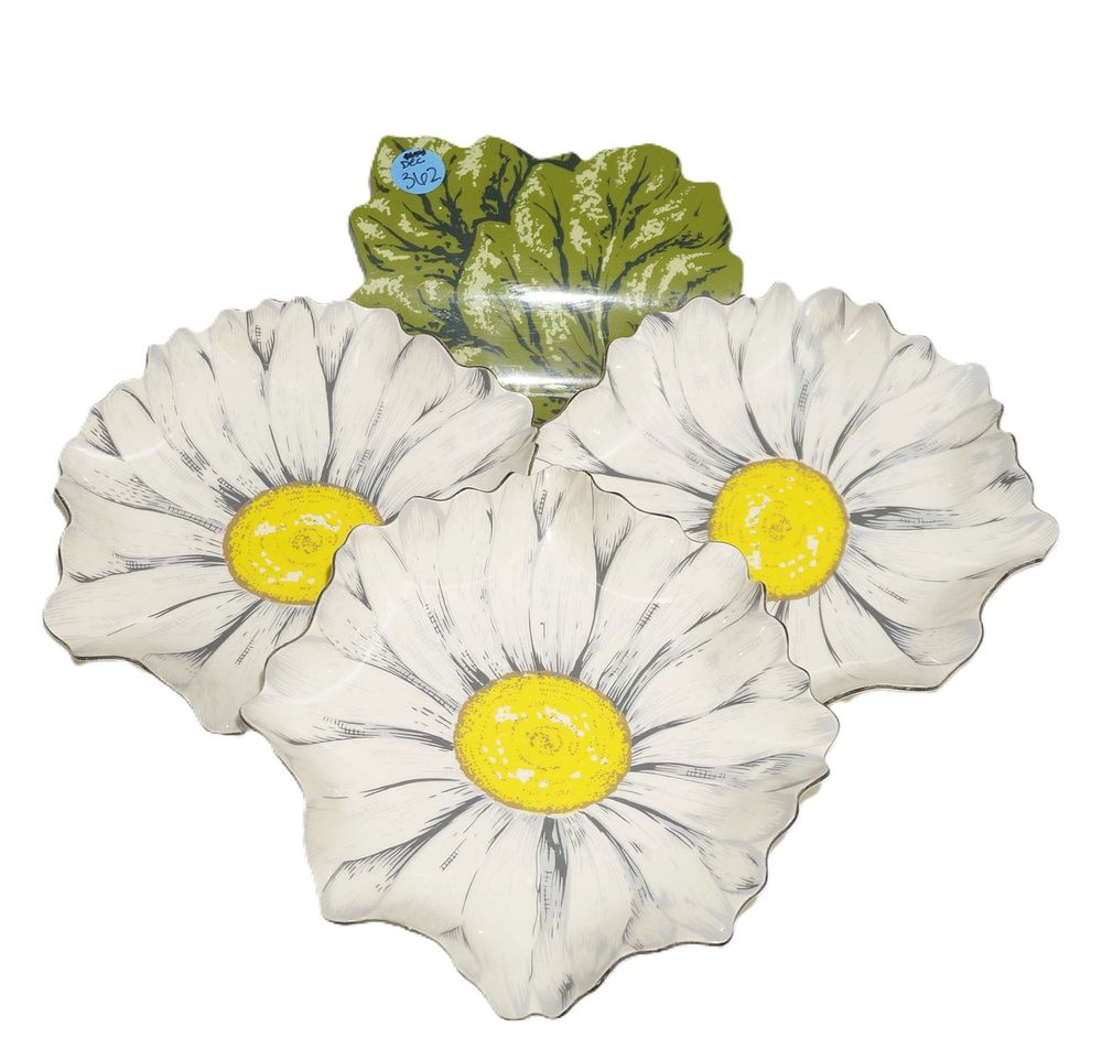 Lot 362: VINTAGE MCM SOTTER MOLDED 3 SECTION DAISY SERVICE DISH