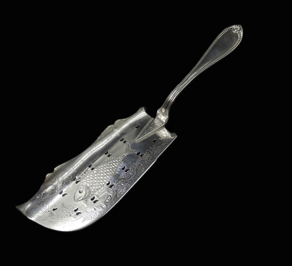 Lot 162: CHARLESTON CARRINGTON COIN SILVER FISH SERVER