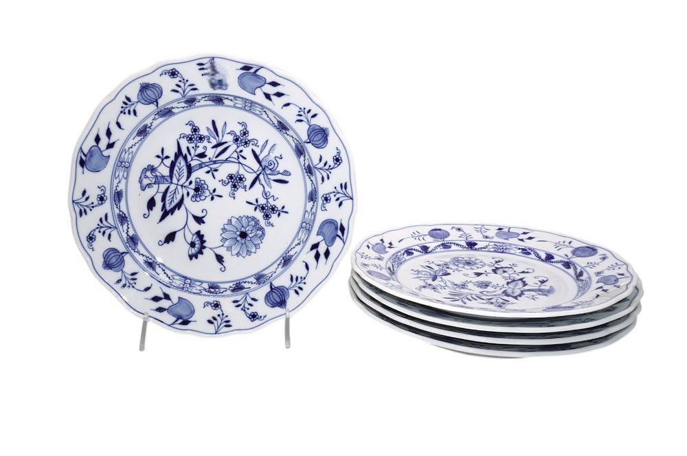 Lot 165: 5 MEISSEN BLUE ONION DINNER PLATES