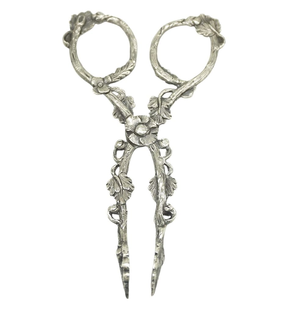 Lot 167: ORNATE ANTIQUE GEORGIAN STERLING SUGAR TONGS