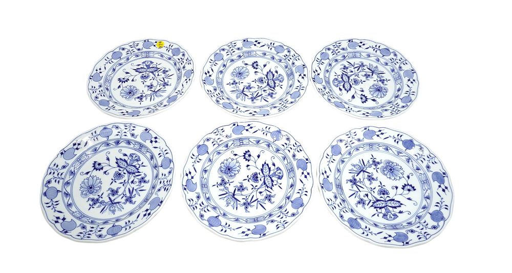 Lot 184: 6 MEISSEN BLUE ONION DINNER PLATES