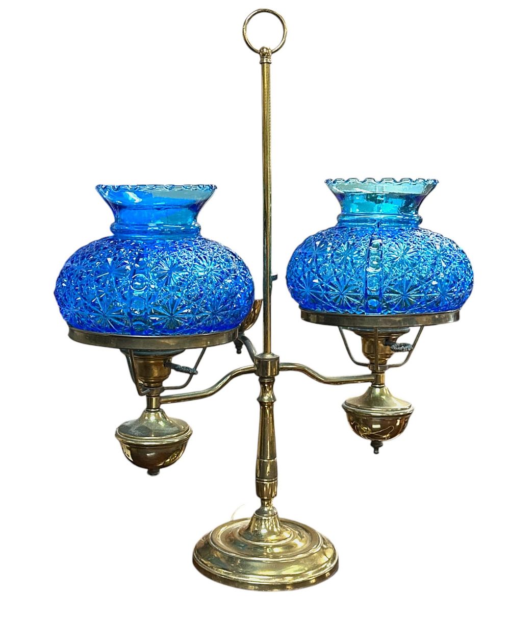 Lot 186: ANTIQUE DOUBLE BRASS STUDENT OIL LAMP