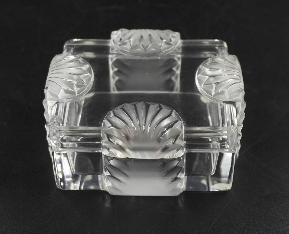 Lot 198: LALIQUE CRYSTAL CORFOU CIGARETTE BOX