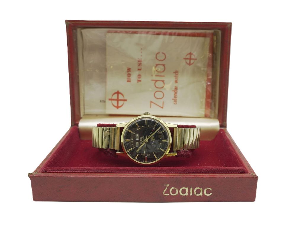 Lot 199: VINTAGE ZODIAC TRIPLE DATE SELF WINDING WATCH