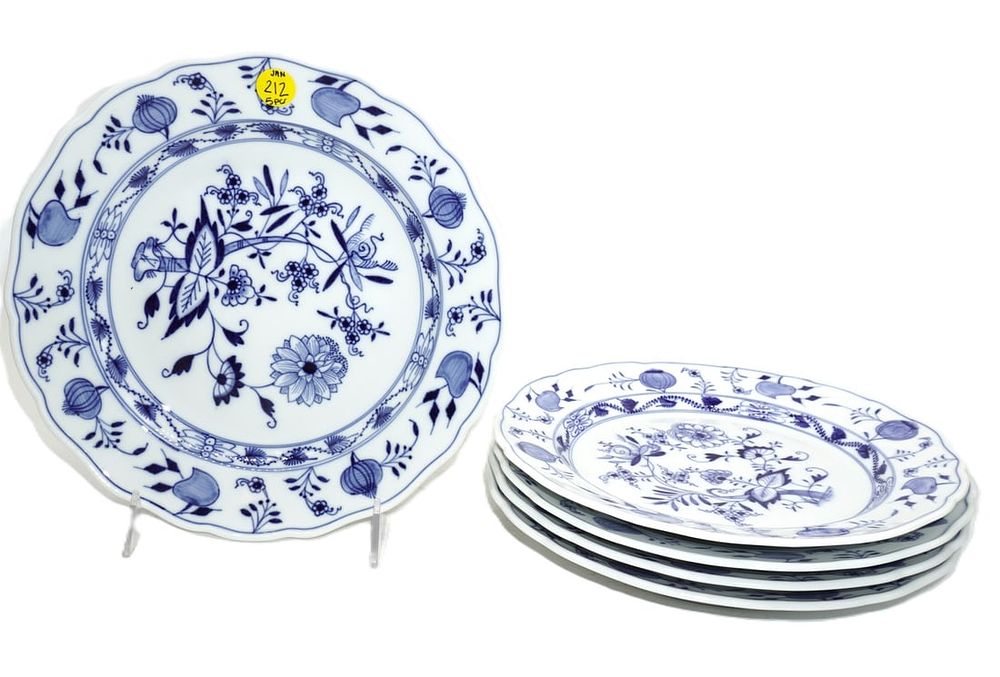 Lot 212: 5 MEISSEN BLUE ONION DINNER PLATES
