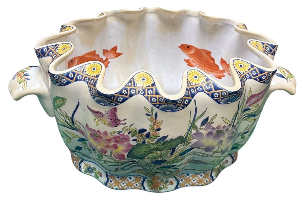 Lot 220: LARGE VINTAGE CHINESE EXPORT JARDINIERE