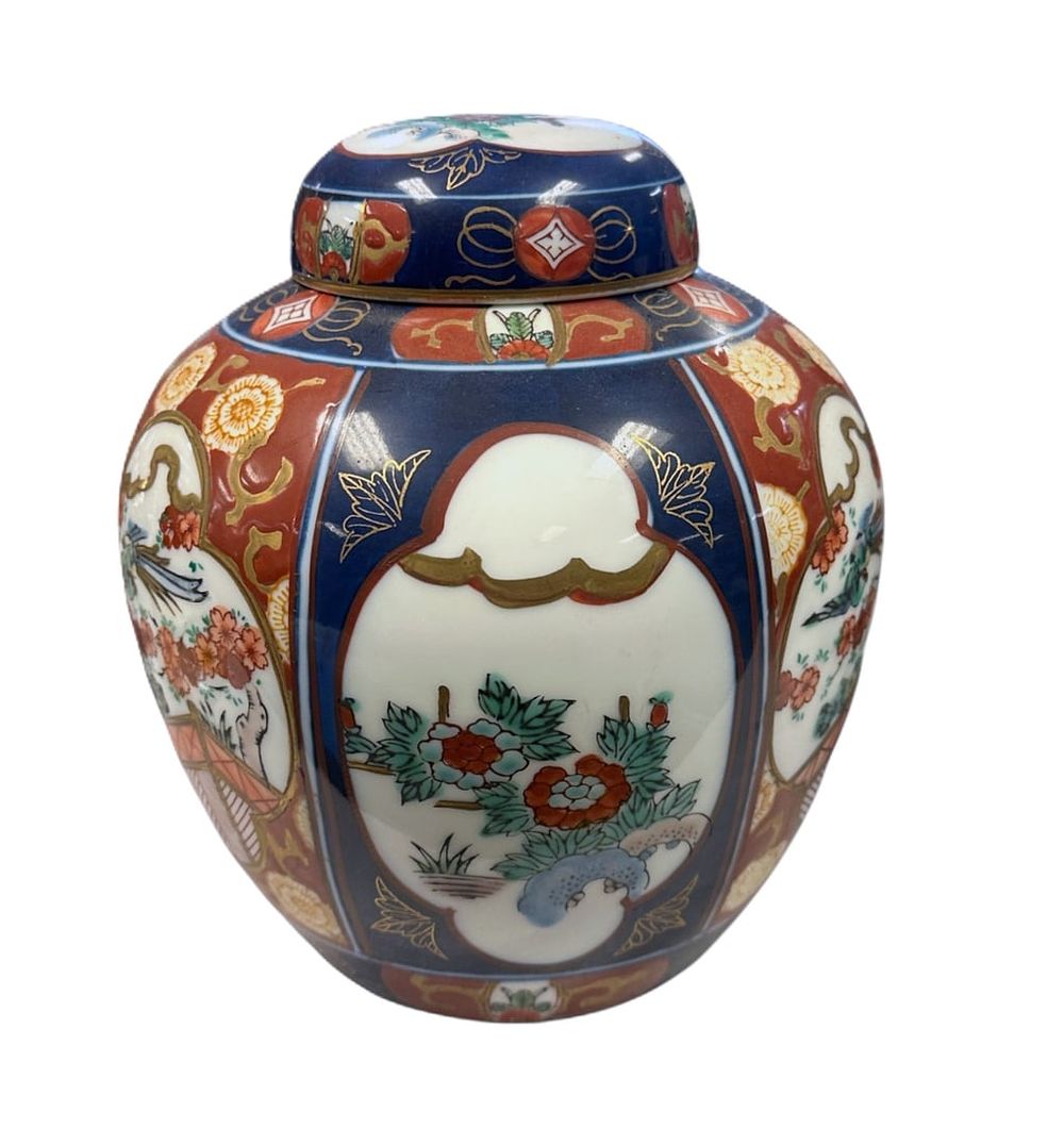 Lot 223: VINTAGE GOLD IMARI GINGER JAR
