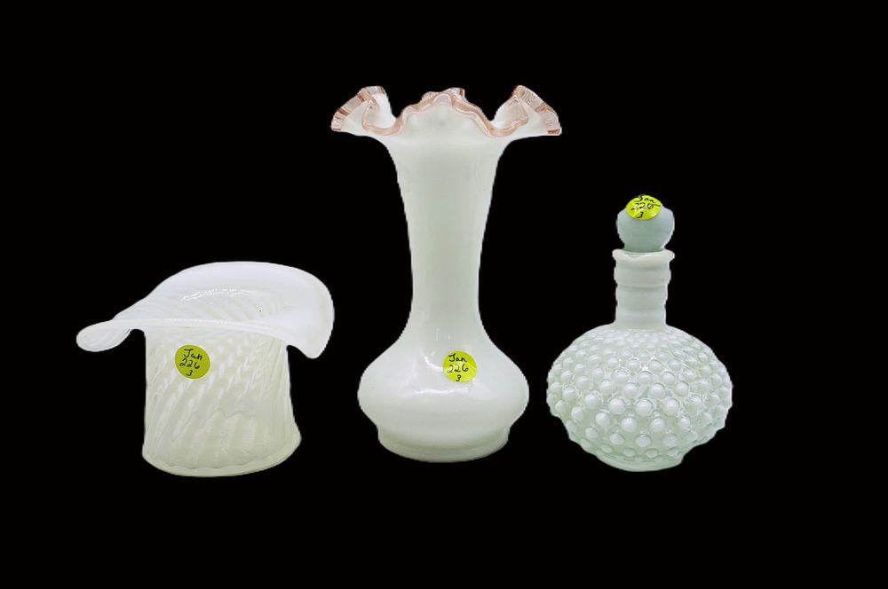 Lot 226: 3 VINTAGE FENTON GLASS VASE - HAT - PERFUME