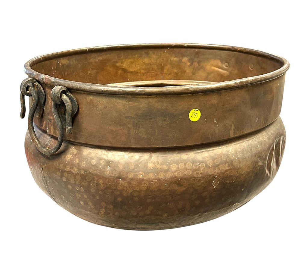 Lot 230: LARGE ANTIQUE COPPER POT/PLANTER