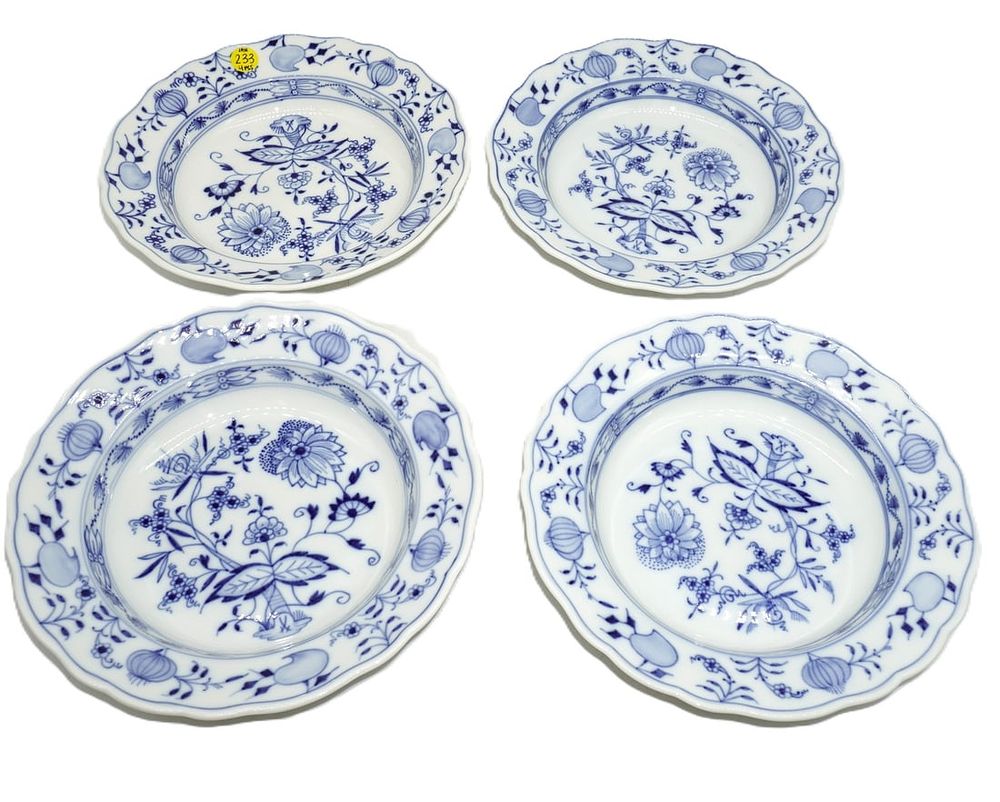 Lot 233: 4 MEISSEN BLUE ONION SHALLOW SERVING BOWLS