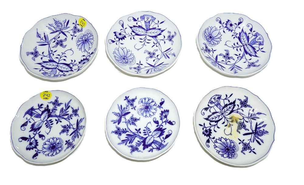 Lot 242: LOT OF 6 MEISSEN BLUE ONION SMALL SAUCERS AND PLATES