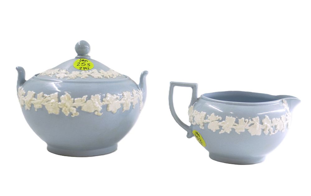 Lot 253: VINTAGE WEDGEWOOD 2 PIECE CREAMER AND SUGAR SET