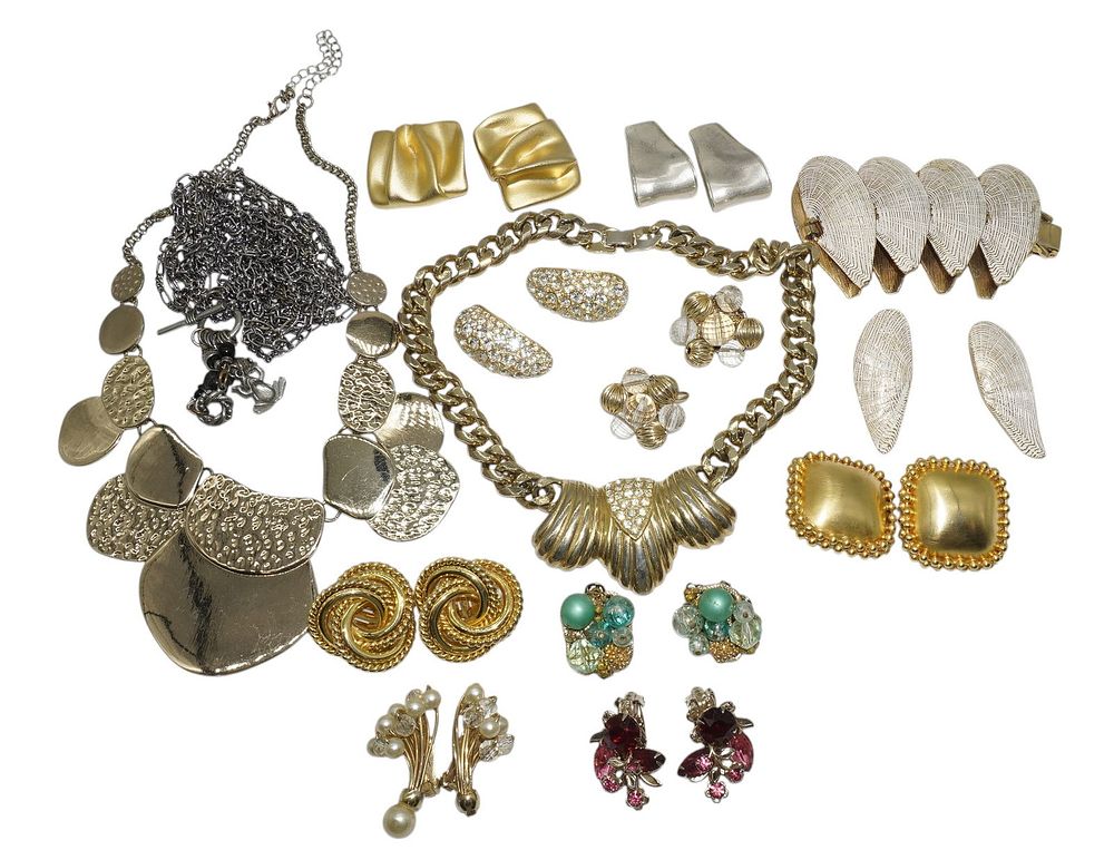 Lot 326: 24 PIECES VINTAGE COSTUME JEWELRY