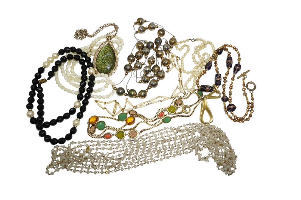 Lot 336: 13 VINTAGE ASSORTED COSTUME NECKLACES