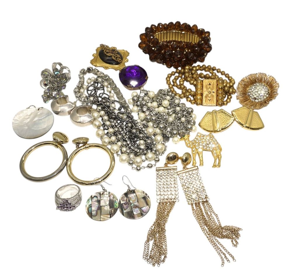 Lot 342: 22 PIECES OF VINTAGE COSTUME JEWELRY