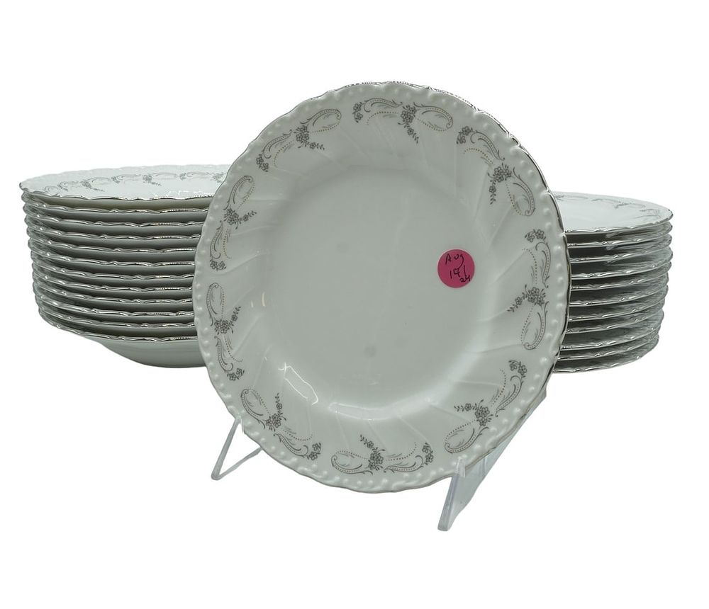 Lot 172: 24 PC CAPEANS PORCELANA ESPANA SOUP & SALAD
