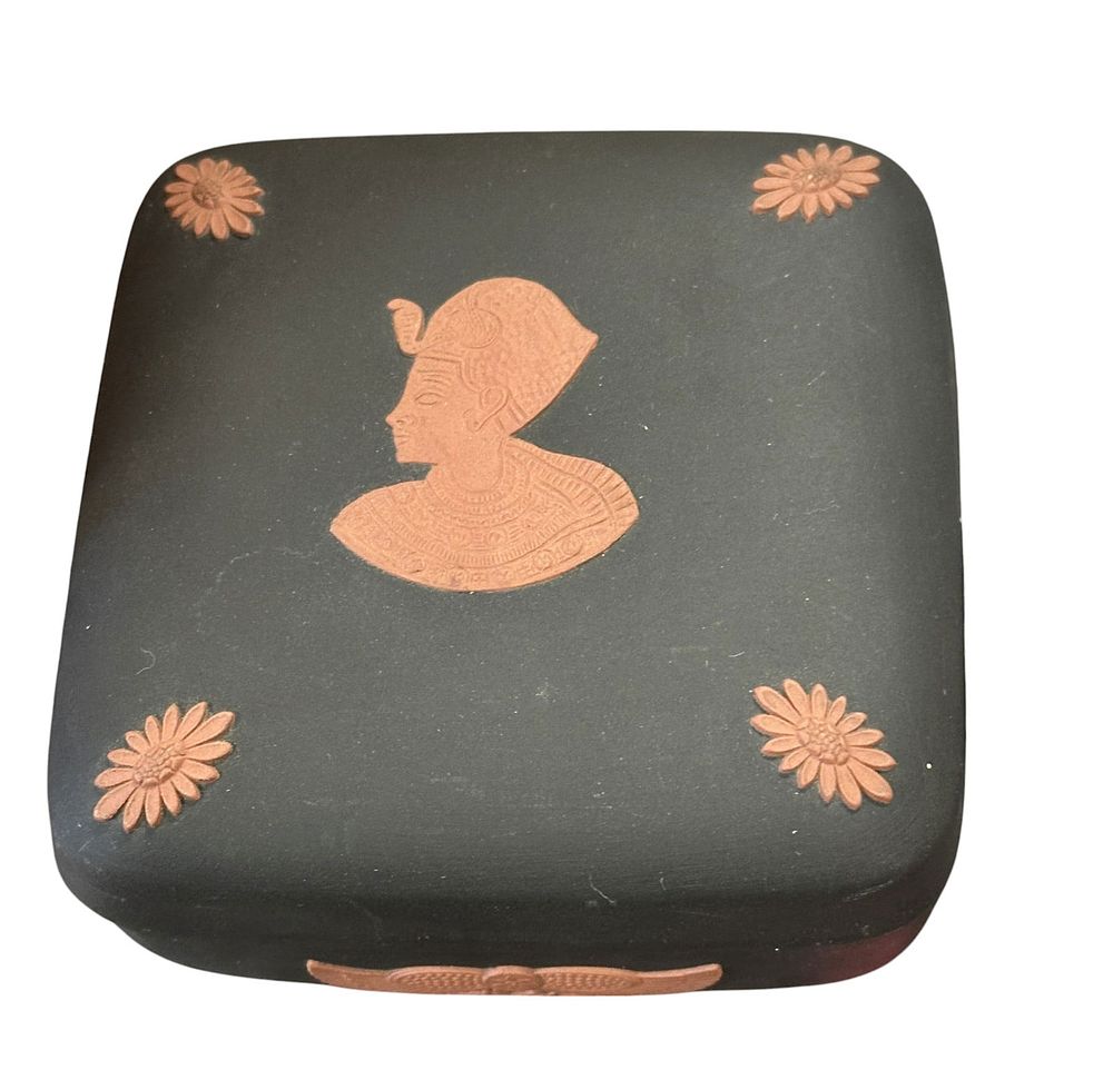 Lot 199: WEDGWOOD TERRACOTTA JASPERWARE BASALT BOX