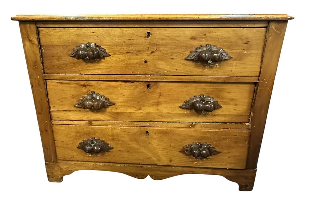 Lot 211: ANTIQUE EASTLAKE CHEST OF DRAWERS