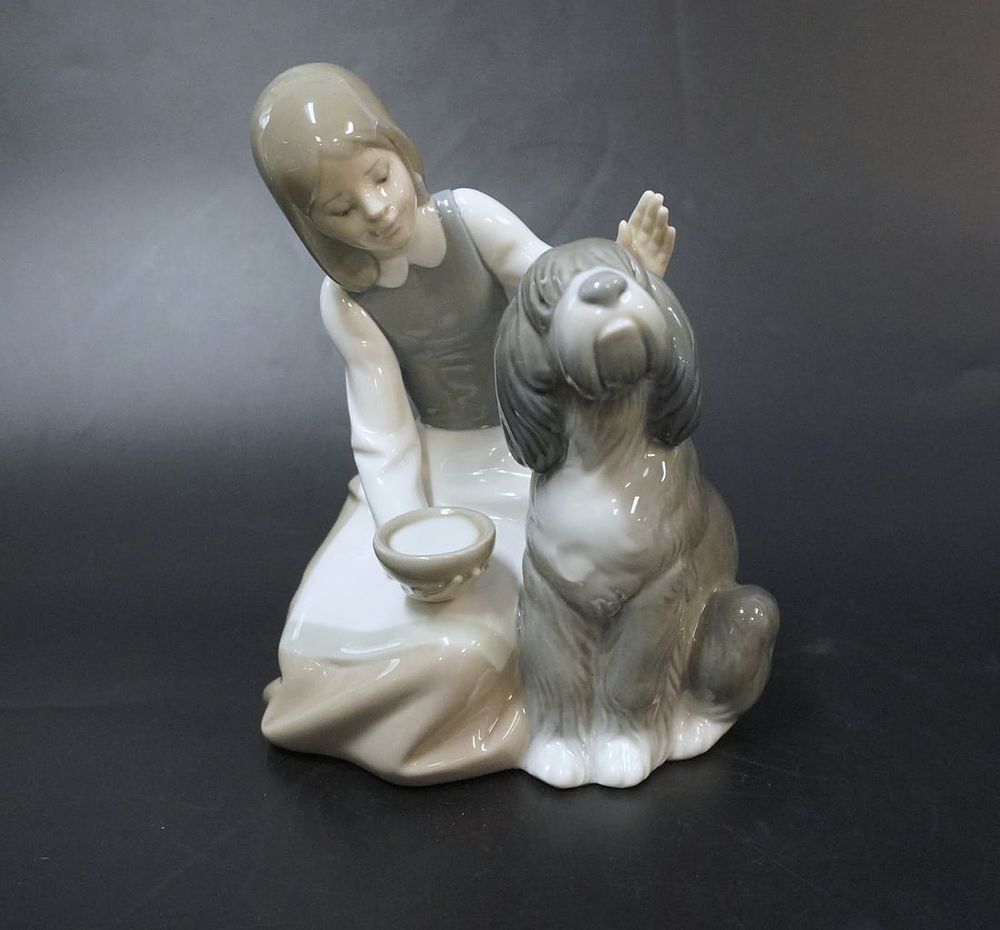 Lot 231: RARE RETIRED LLADRO GIRL FEEDING ENGLISH SHEEPDOG STATUE
