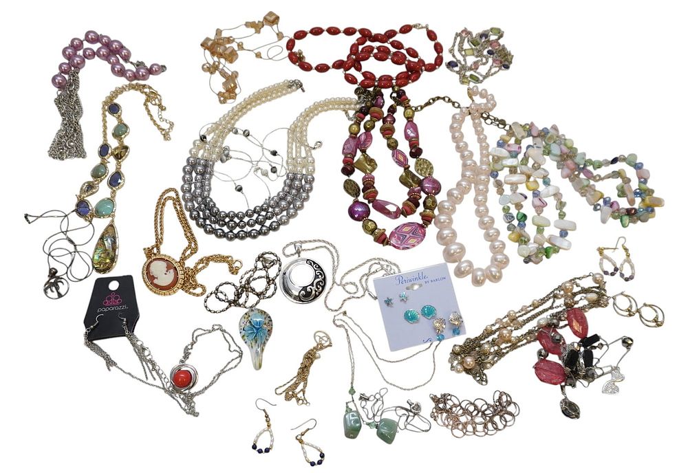 Lot 262: LARGE LOT OF COSTUME JEWELRY
