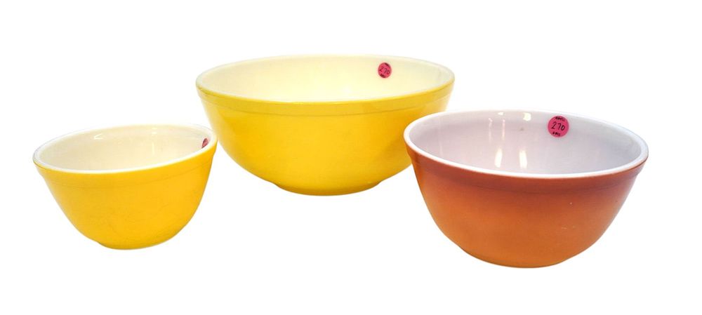 Lot 270: VINTAGE PYREX PRIMARY NESTING MIXING BOWLS
