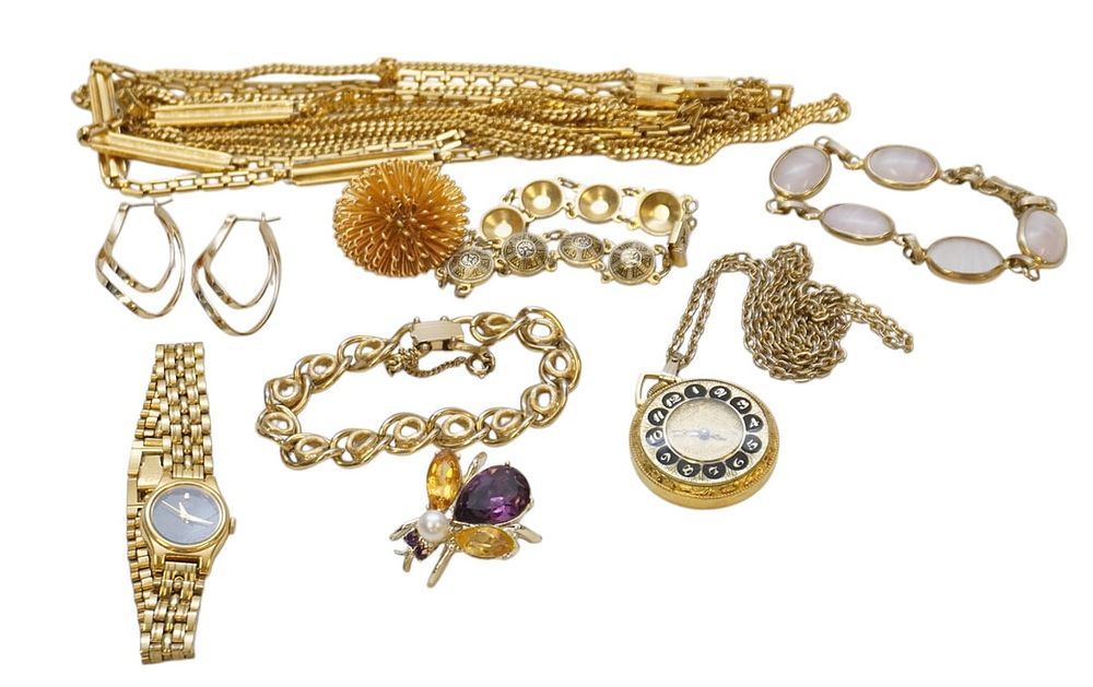 Lot 274: 10 PIECES OF VINTAGE GOLD TONE JEWELRY