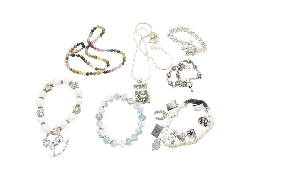 Lot 278: 9 PIECES OF VINTAGE SILVER TONE COSTUME JEWELRY