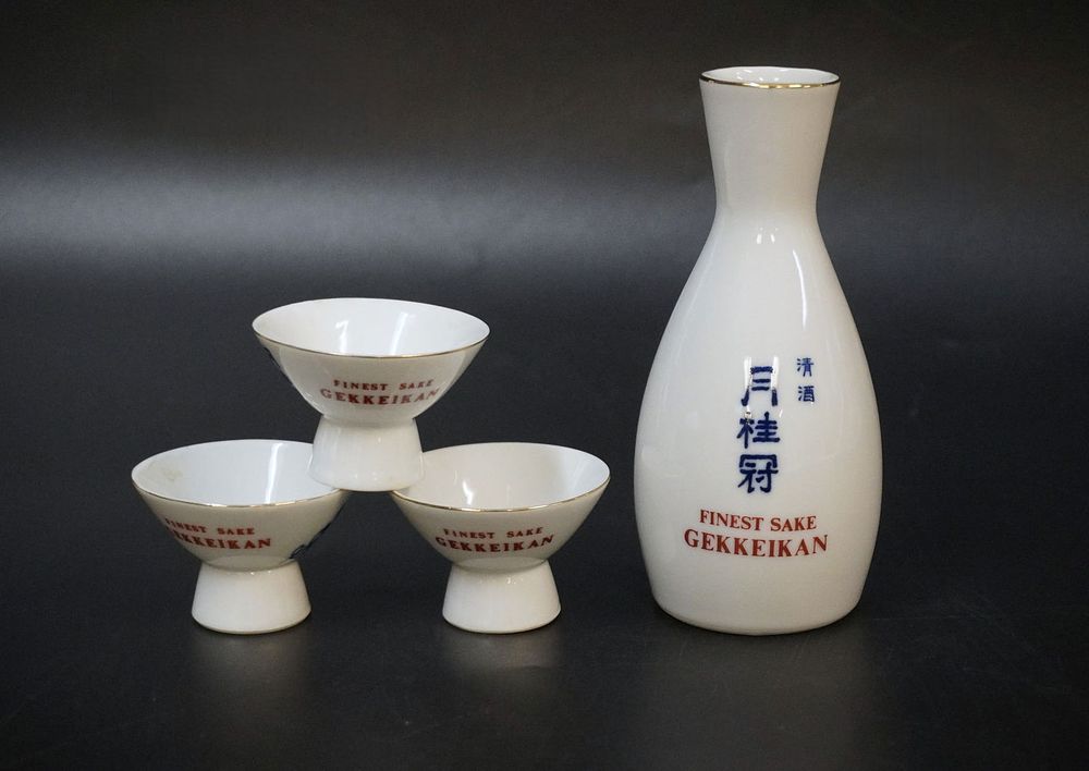 Lot 299: 4 PIECE GEKKEIKAN PORCELAIN SAKE SET