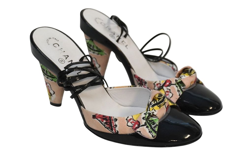 Lot 198: VINTAGE CHANEL 2004 CRUISE ICE CREAM PINK BOW HEELS