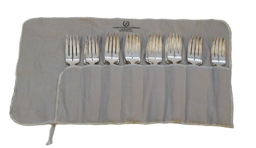 Lot 296: 24 VINTAGE 1945 ONEIDA BORDEAUX DESSERT / SALAD FORKS