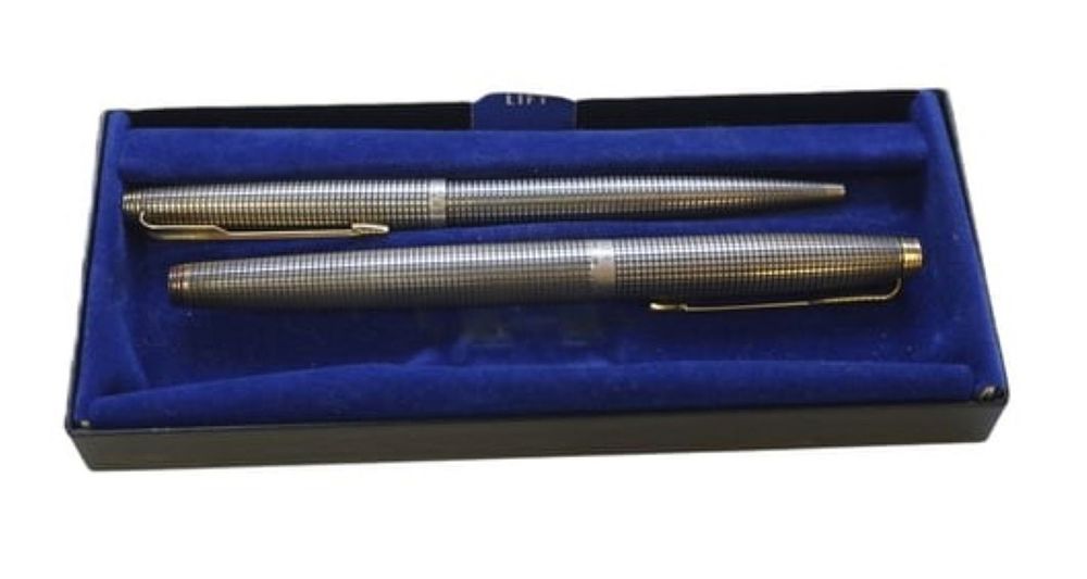Lot 182: VINTAGE STERLING SILVER PARKER 75 FOUNTAIN PEN / PENCIL