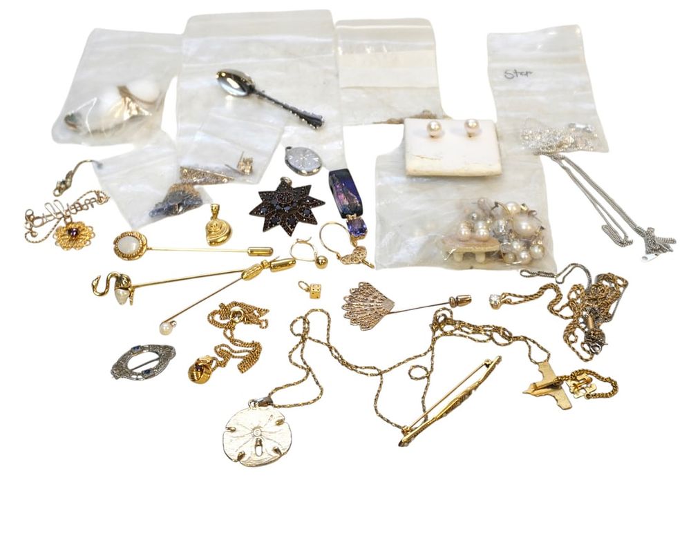 Lot 216: 23 PC VINTAGE COSTUME JEWELRY INCL STERLING