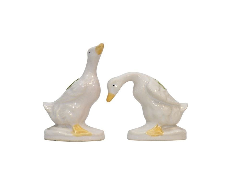 Lot 252: PAIR OF PORCELAIN GEESE