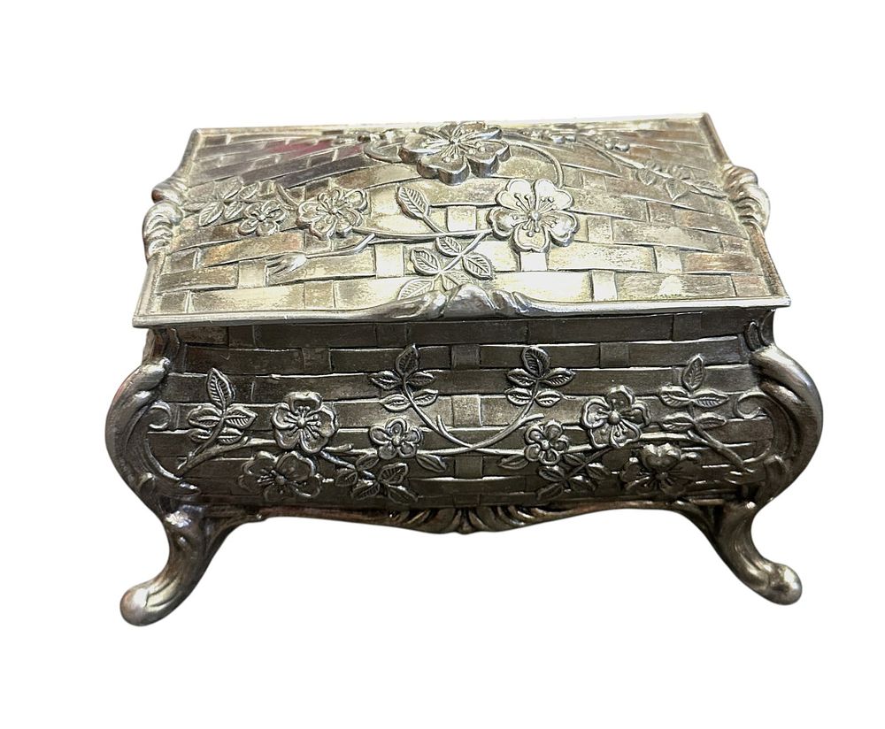Lot 267: VINTAGE JAPANESE PEWTER FOOTED JEWELRY/ TRINKET BOX