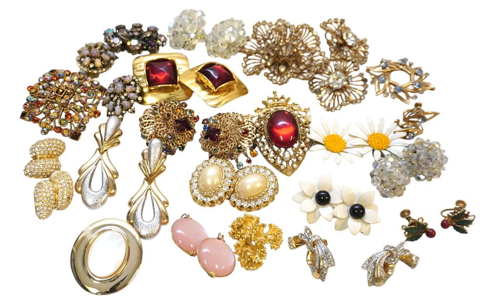 Lot 278: 38 VINTAGE COSTUME JEWELRY - BROOCHES, CLIP-ONS, ETC.