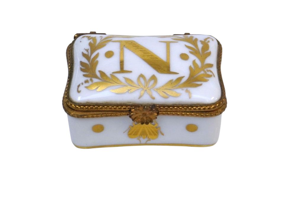 Lot 209: RARE LIMOGES GILT NAPOLEONIC BEE TRINKET PILL BOX