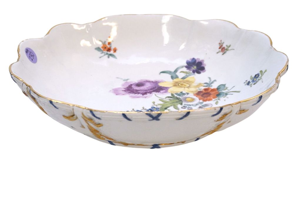 Lot 230: LARGE ANTIQUE MEISSEN FLORAL SERVING BOWL