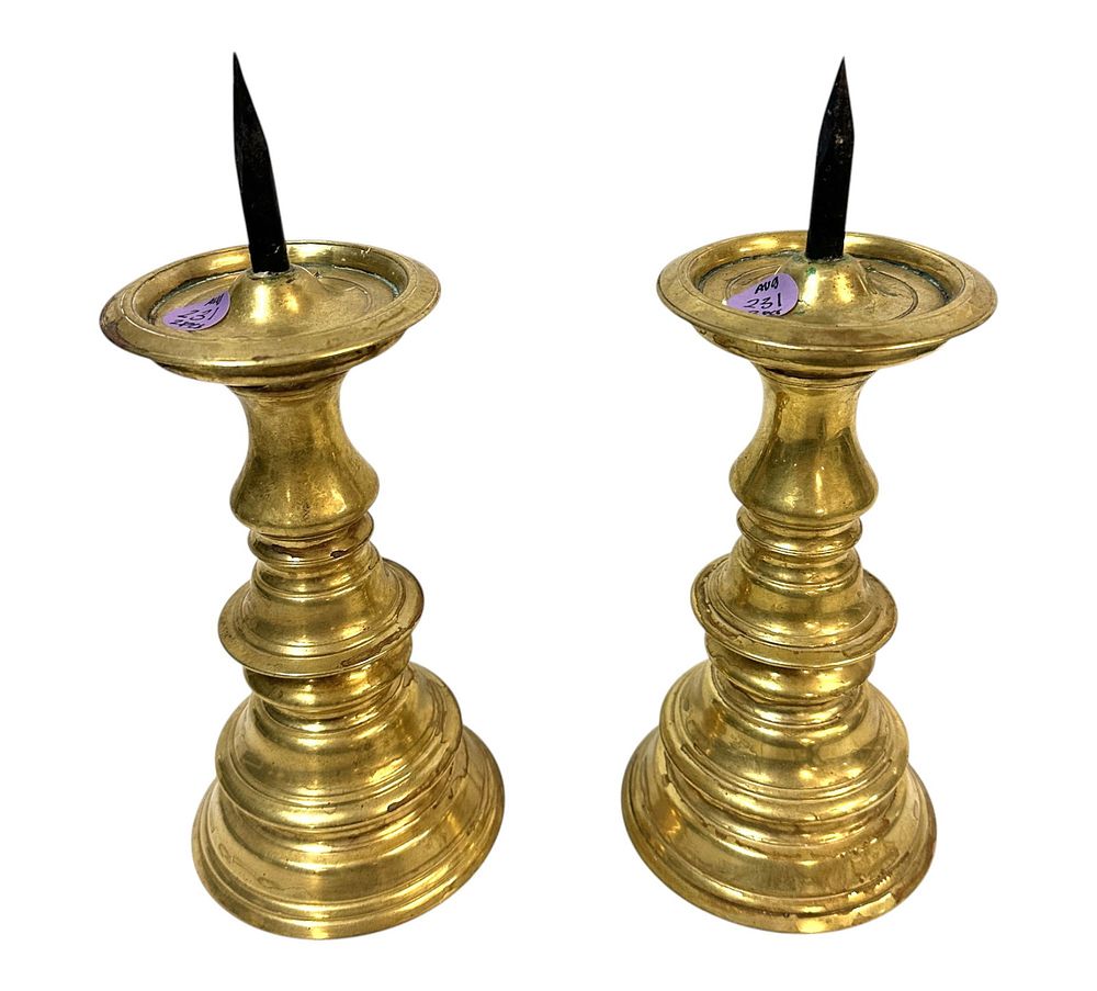 Lot 231: PAIR OF VIRGINIA METAL CRAFTERS BRASS CANDLE PILLARS
