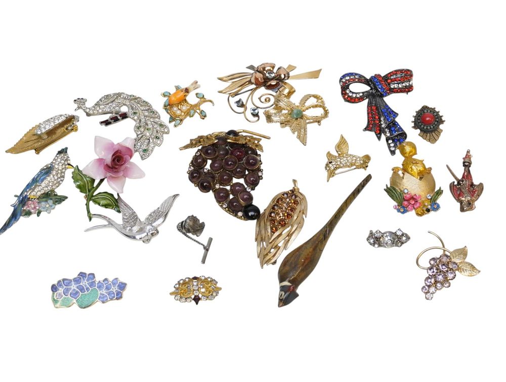 Lot 256: 21 VINTAGE BROOCHES AND PINS