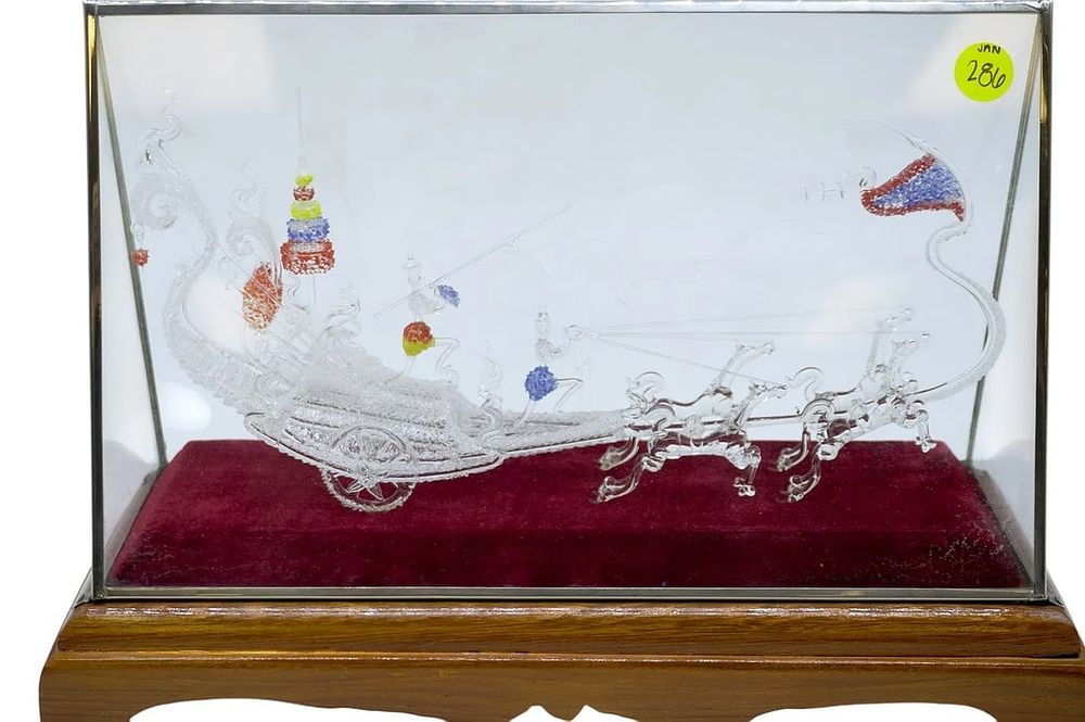 Lot 286: ASIAN HAND BLOWN GLASS CHARIOT WITH WARRIORS IN GLASS DISPLAY CASE