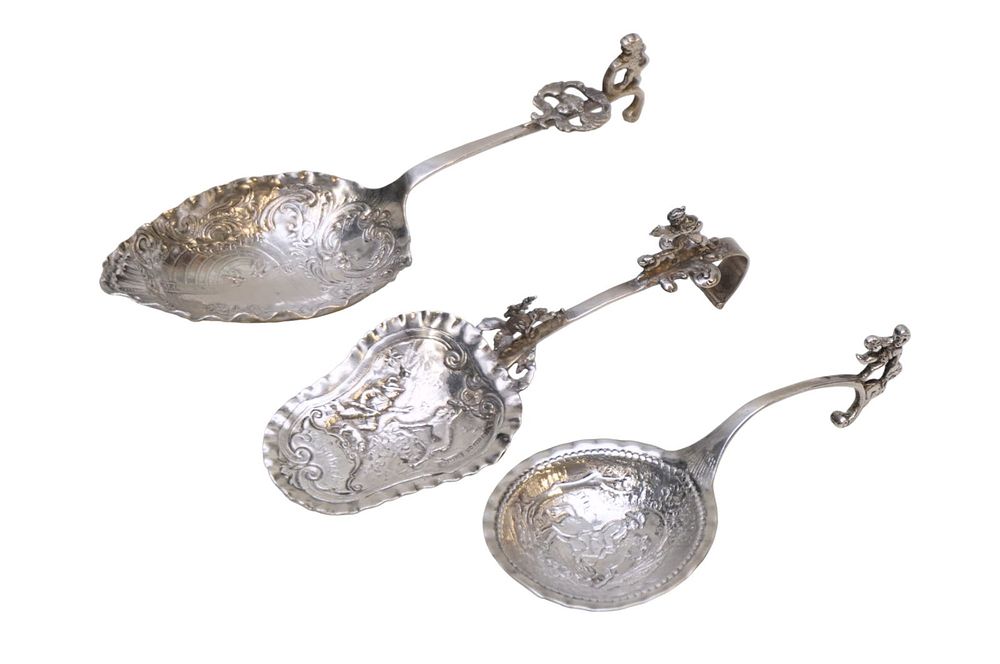 Lot 175: 3 ORNATE ANTIQUE SILVER HANAU SERVING SPOONS