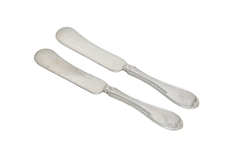 Lot 205: 2 N H & CO COIN SILVER FIDDLE THREAD BUTTER KNIVES