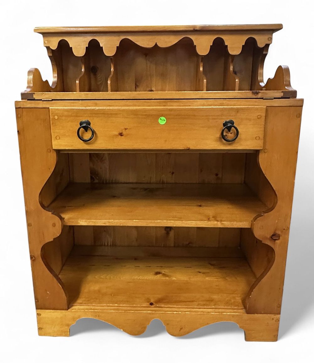 Lot 209: VINTAGE 1940s  PENNSYLVANIA PINE LIFT TOP VANITY