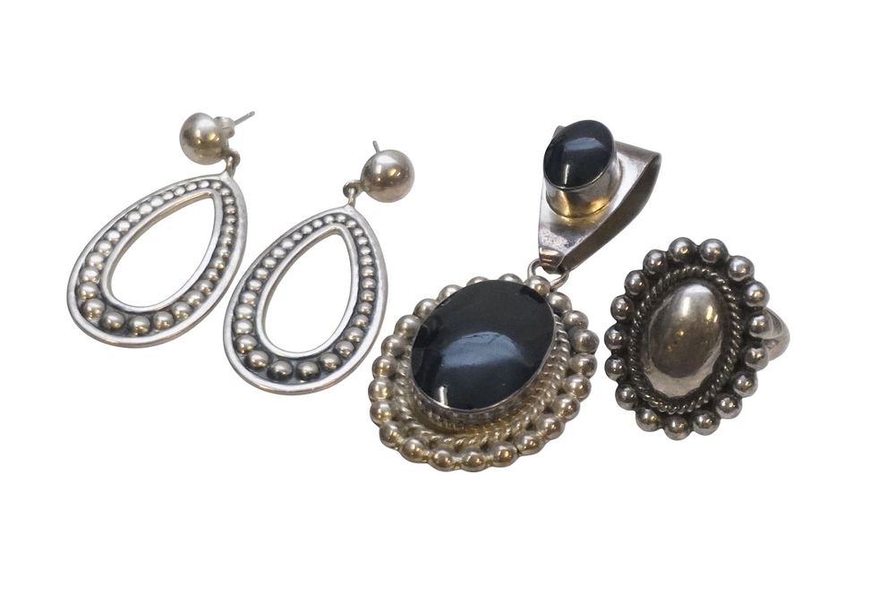 Lot 231: 4 VINTAGE MEXICAN STERLING SILVER JEWELRY PIECES