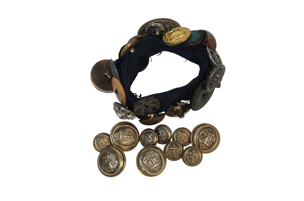 Lot 256: LOT ANTIQUE & VINTAGE BUTTONS