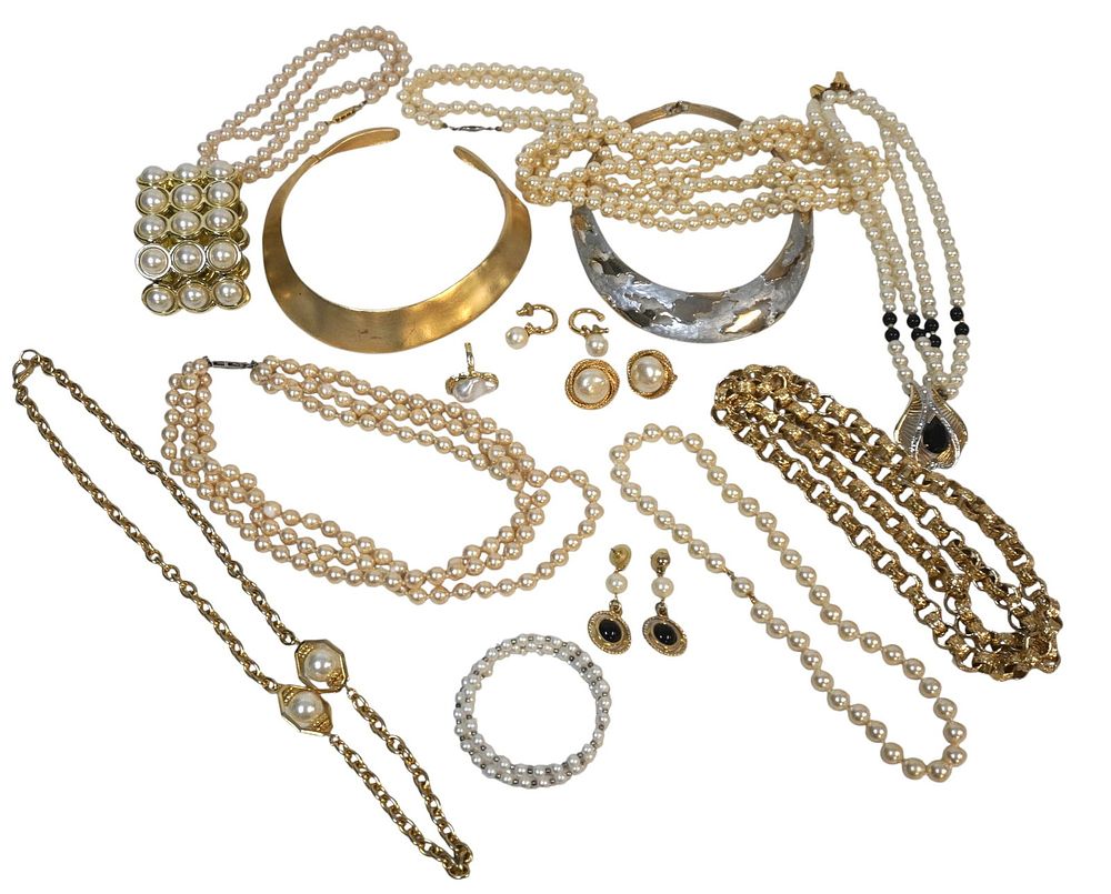 Lot 293: 19 PIECES PEARL AND GOLD COSTUME JEWELRY